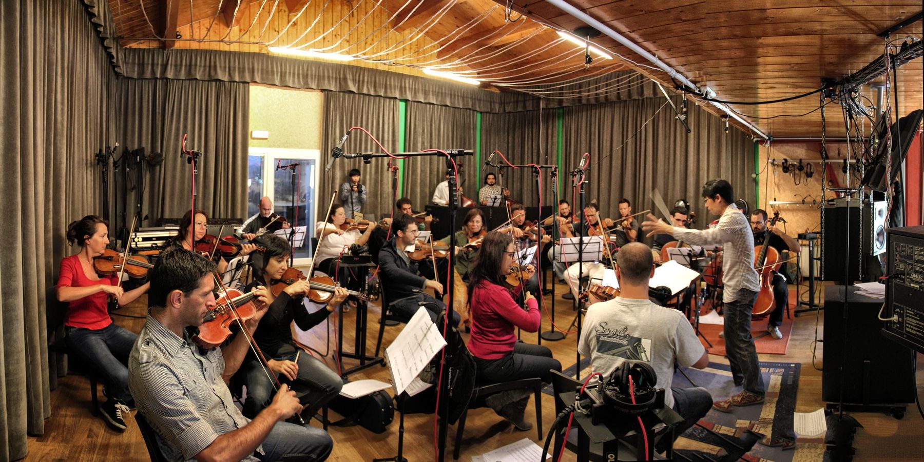 Orchestra d'archi in registrazione nella sala di PinkHouseLab