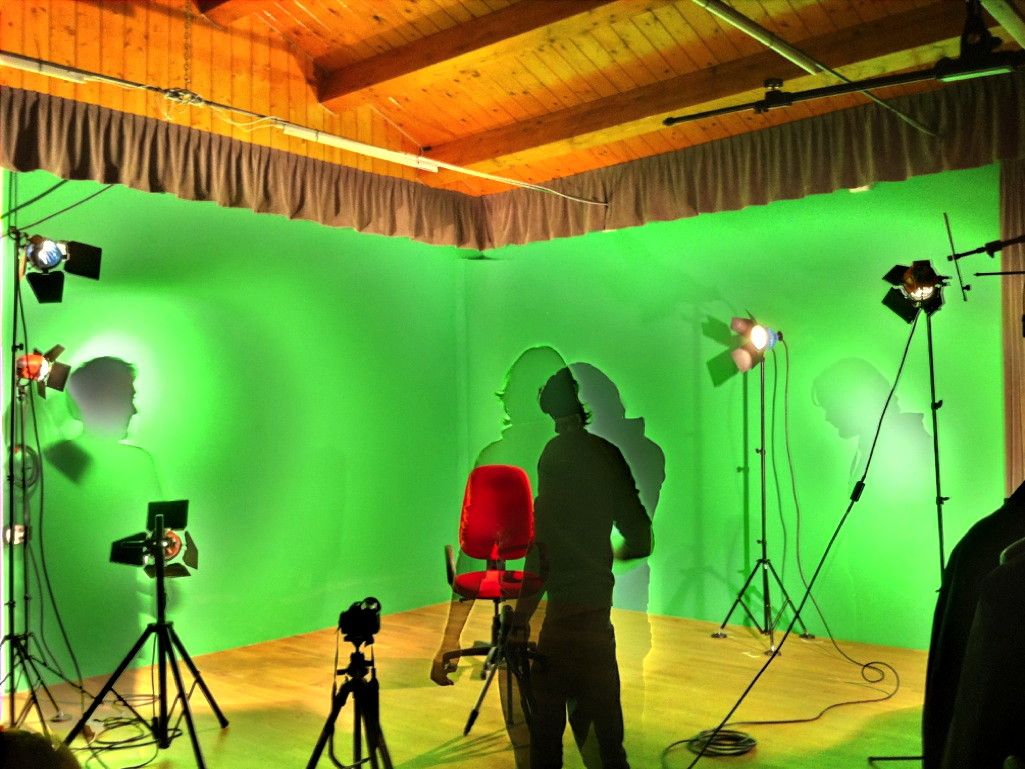 Il teatro di posa: pareti verniciate chroma key e soffitto in legno