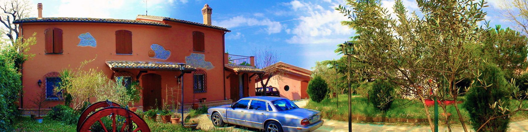 Il fienile rosa di PinkHouseLab in mezzo all'uliveto