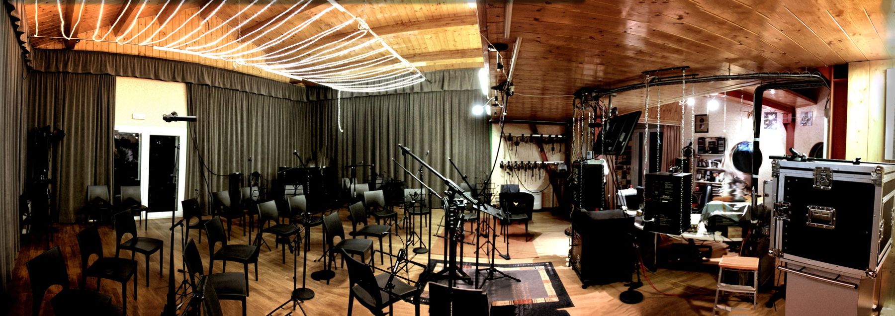 La sala di ripresa allestita con leggii e microfoni