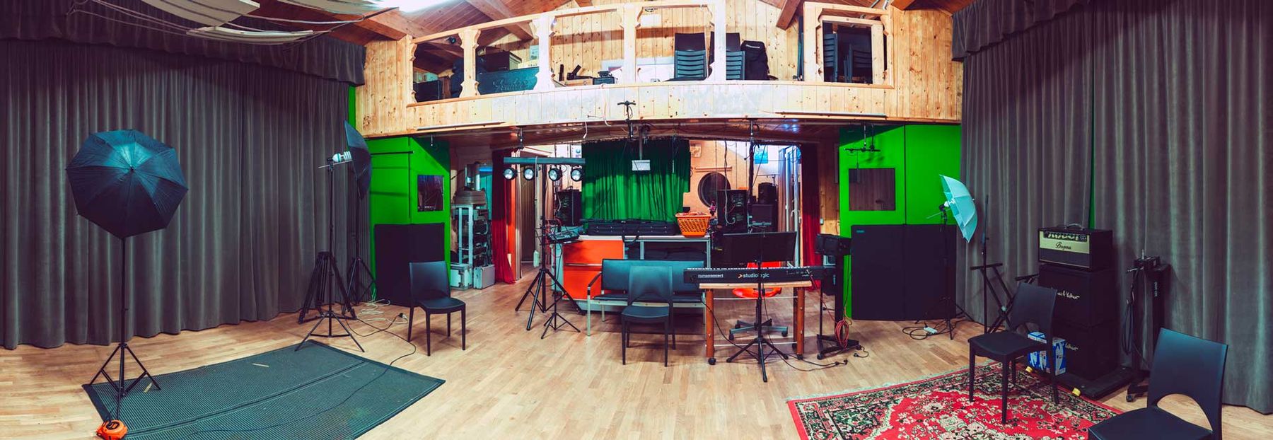 La sala allestita con i pannelli verdi e le luci