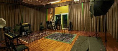 La sala con il tappeto e gli strumenti