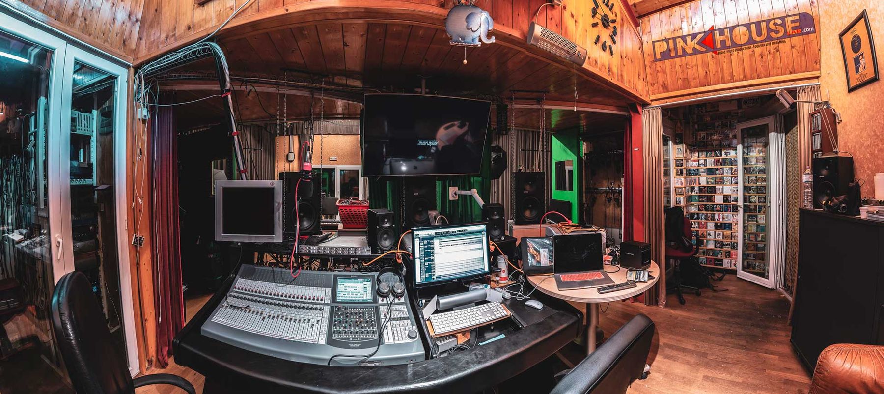 La regia con la console e i monitor